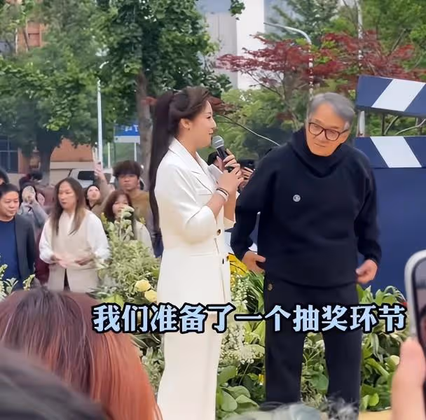 笑不活了，成龍20本簽名書變2本，主持人當場懵了，然後機智化解