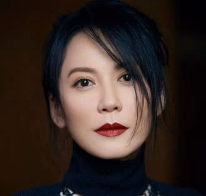 53歲不嫁人的女明星,被問及生理需求時,毫不避諱的回答讓人稱讚