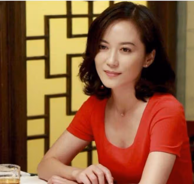 53歲不嫁人的女明星,被問及生理需求時,毫不避諱的回答讓人稱讚