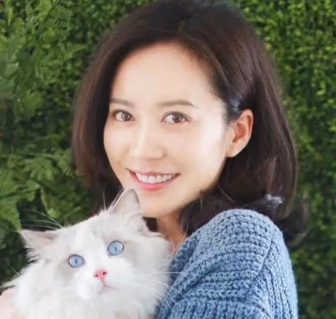 53歲不嫁人的女明星,被問及生理需求時,毫不避諱的回答讓人稱讚