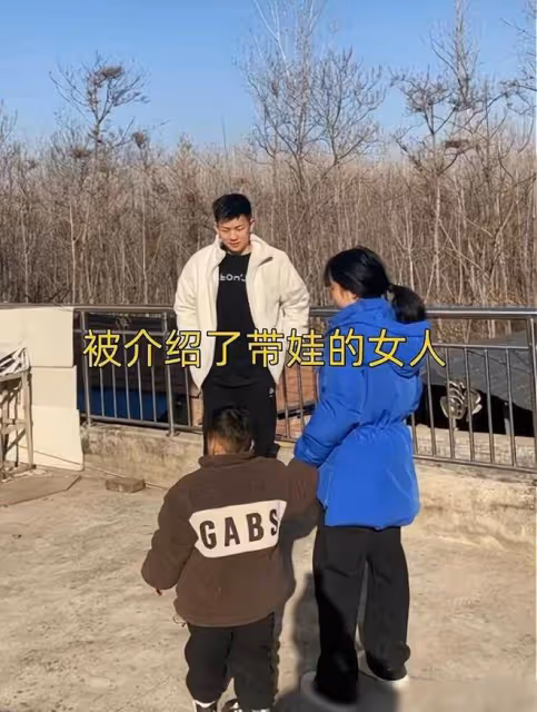 安徽一女子帶著孩子相親,對年輕小伙一見鍾情:別挑了,選我吧