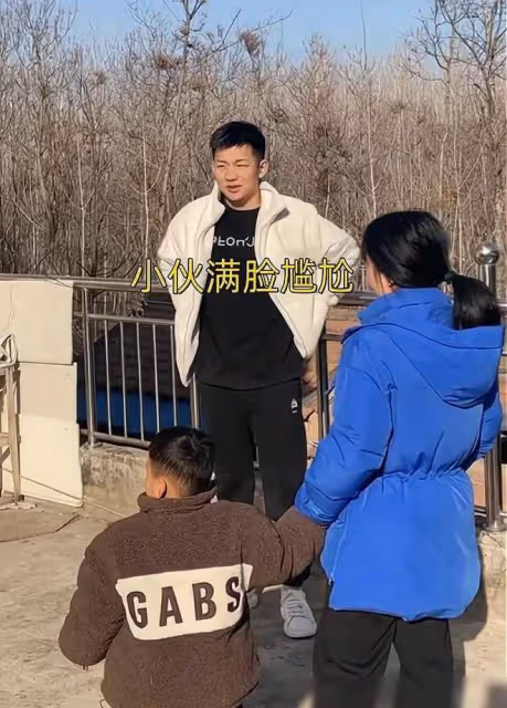 安徽一女子帶著孩子相親,對年輕小伙一見鍾情:別挑了,選我吧