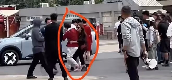 董宇輝女助理的凶神惡煞著實嚇壞周圍群眾