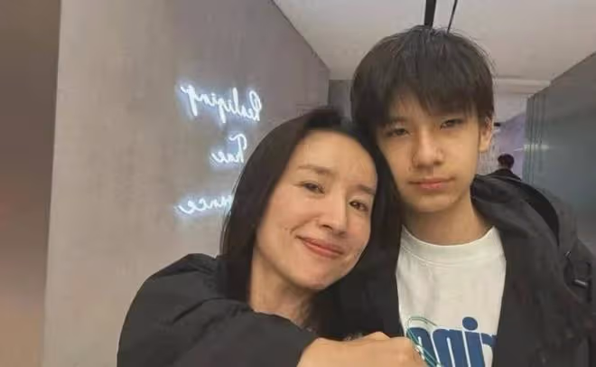畫面中的董潔,依偎在兒子的身旁,幸福感溢於言表