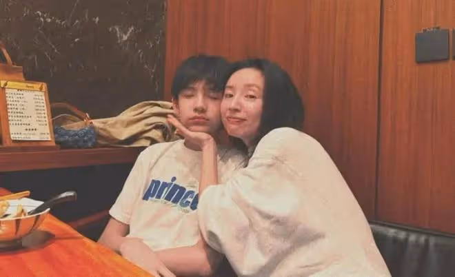 畫面中的董潔,依偎在兒子的身旁,幸福感溢於言表