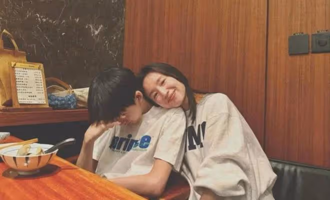 畫面中的董潔,依偎在兒子的身旁,幸福感溢於言表