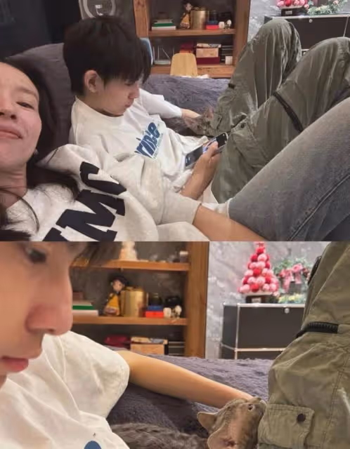 畫面中的董潔,依偎在兒子的身旁,幸福感溢於言表