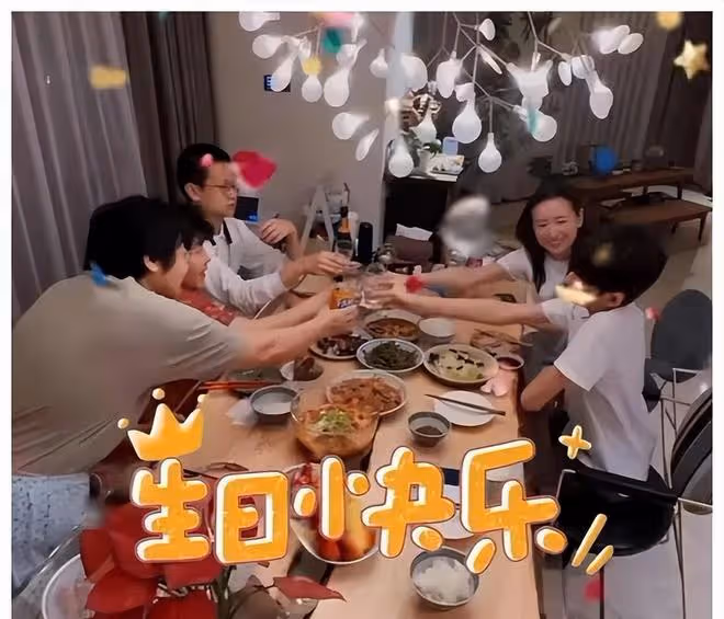 畫面中的董潔,依偎在兒子的身旁,幸福感溢於言表