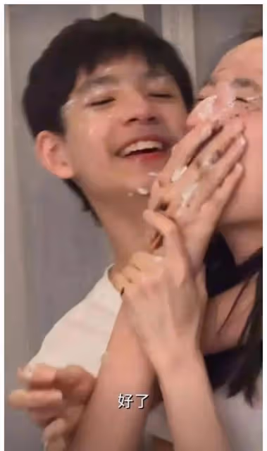 畫面中的董潔,依偎在兒子的身旁,幸福感溢於言表