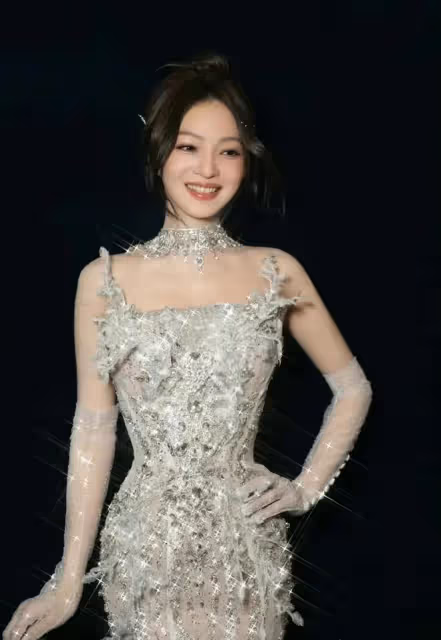 張韶涵演唱會疑似拉稀,前排聞到臭味,助理攙扶離場,本人回應了