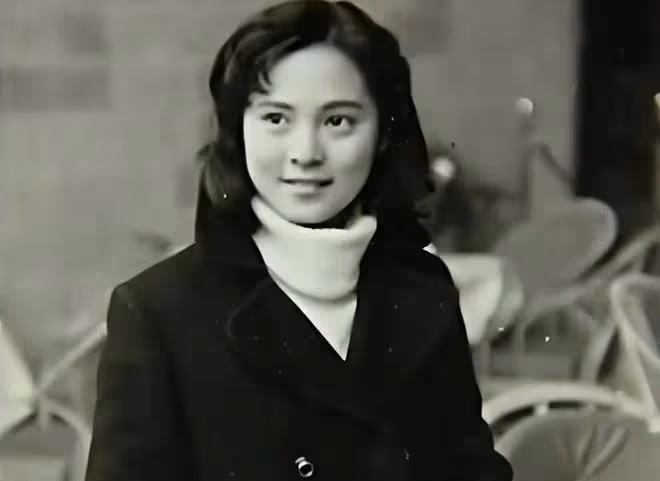 張芝華：一婚嫁郭凱敏受傷，二婚嫁大15歲畫家為妻，現在她幸福嗎