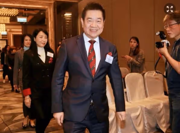 香港著名商人兒子結婚邀TVB女星赴宴，現場百無禁忌唱《越難越愛》