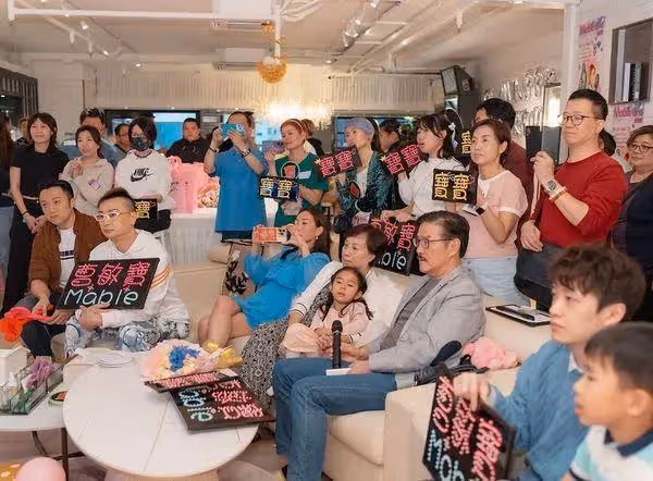 TVB兩位中年歌手疑因出軌傳聞被公司踢走，兩人均已沒合約在身
