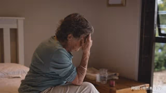 70歲阿婆賣三套房換一套房並過戶給女兒後,落得住出租屋的下場。