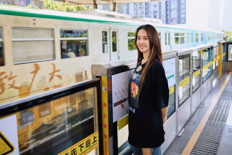 蔡依林時尚破牛仔褲辣到「怪美的」　網友譏諷：笑死，賺那麼多錢還穿破爛褲子