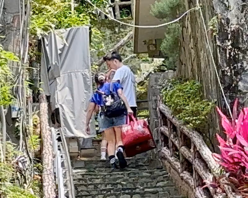 狗仔直擊｜余天孫子女真的接回家了！余筱萍、余祥銓喜抱迎接　三代同堂享天倫