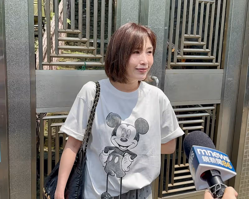 狗仔直擊｜余天孫子女真的接回家了！余筱萍、余祥銓喜抱迎接　三代同堂享天倫
