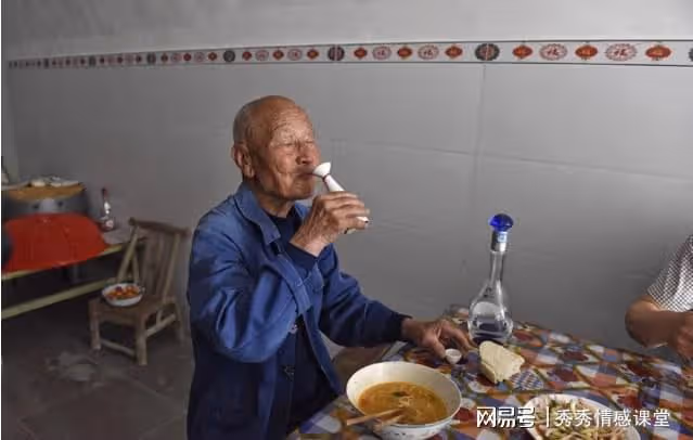 爺爺經常罵奶奶,奶奶死後也不傷心,直到他去世我們發現他的秘密