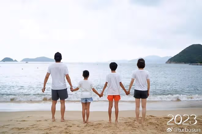 孫儷鄧超為女兒慶生，小花妹妹10歲了，臉蛋兒被爸媽親變形好有愛