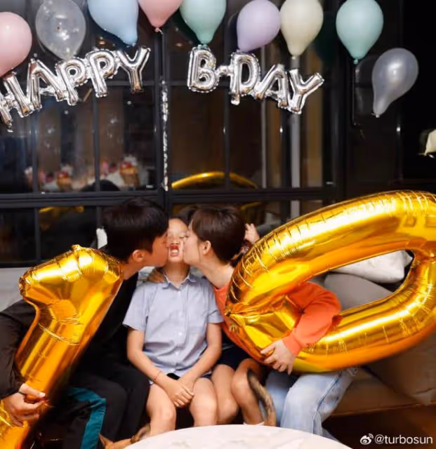 孫儷鄧超為女兒慶生，小花妹妹10歲了，臉蛋兒被爸媽親變形好有愛