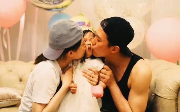 孫儷鄧超為女兒慶生，小花妹妹10歲了，臉蛋兒被爸媽親變形好有愛