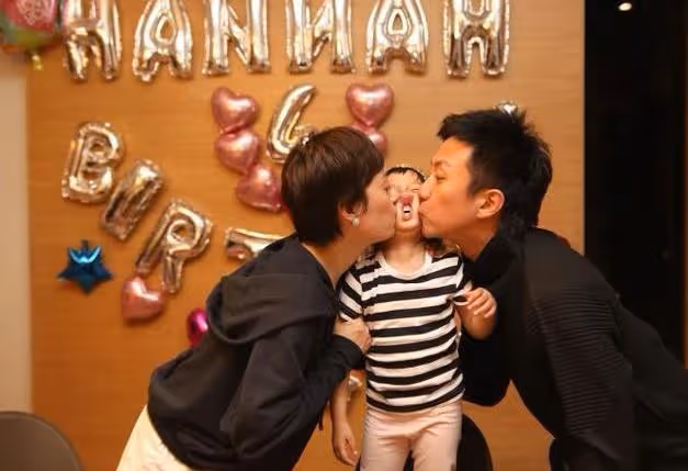孫儷鄧超為女兒慶生，小花妹妹10歲了，臉蛋兒被爸媽親變形好有愛