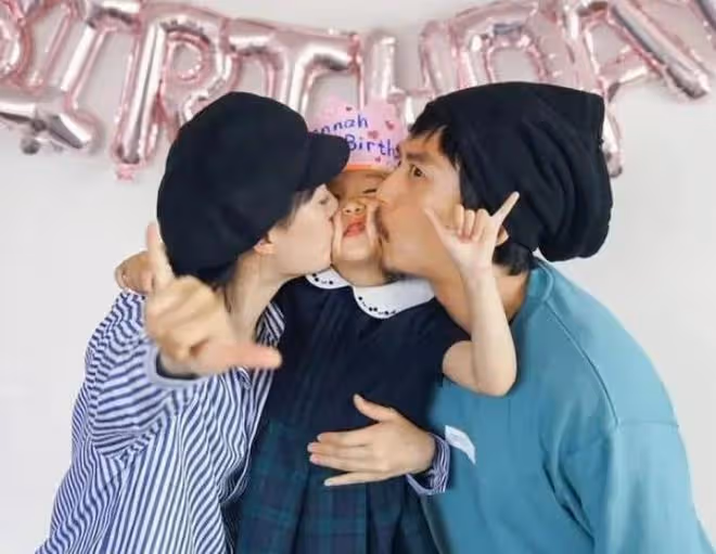 孫儷鄧超為女兒慶生，小花妹妹10歲了，臉蛋兒被爸媽親變形好有愛