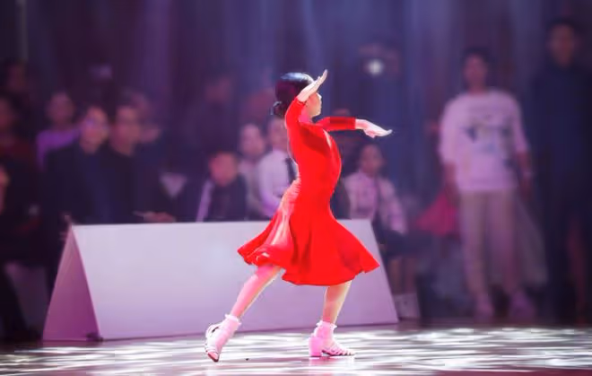 孫儷鄧超為女兒慶生，小花妹妹10歲了，臉蛋兒被爸媽親變形好有愛