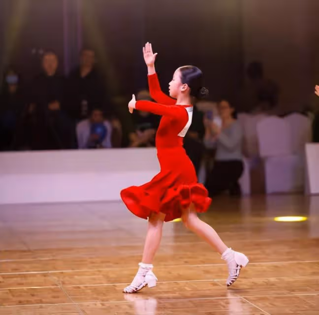 孫儷鄧超為女兒慶生，小花妹妹10歲了，臉蛋兒被爸媽親變形好有愛