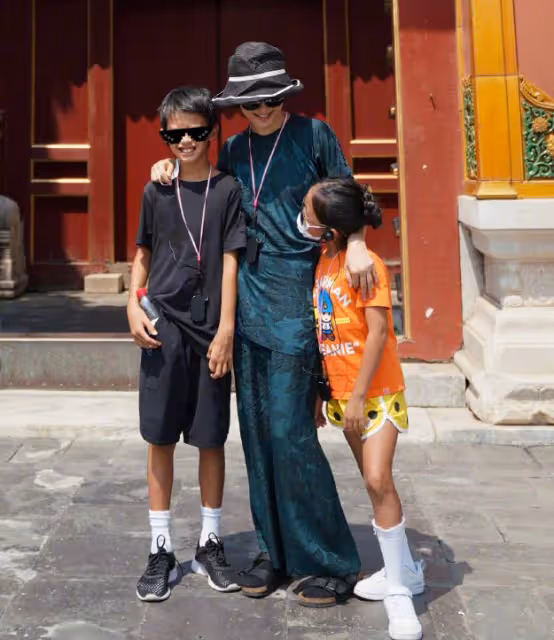 孫儷鄧超為女兒慶生，小花妹妹10歲了，臉蛋兒被爸媽親變形好有愛
