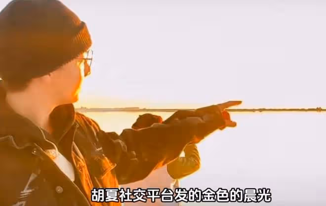 胡夏帶禮物見金晨父母，和金晨挽手遛狗好甜蜜，兩人戀情早有端倪