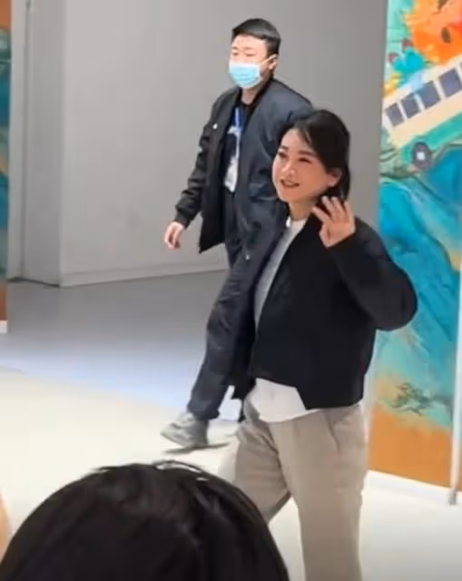 賈玲大波浪晚禮服獻唱，減肥後超有女神范，網友：神似趙麗穎