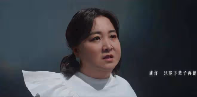 賈玲大波浪晚禮服獻唱，減肥後超有女神范，網友：神似趙麗穎