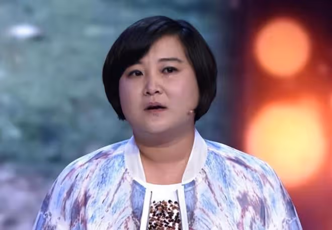 賈玲大波浪晚禮服獻唱，減肥後超有女神范，網友：神似趙麗穎