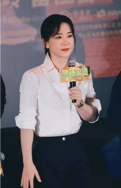賈玲大波浪晚禮服獻唱，減肥後超有女神范，網友：神似趙麗穎