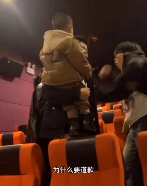 電影院大學生髮瘋式道歉後續,孩子爸爸報警追責,大學生本尊回應