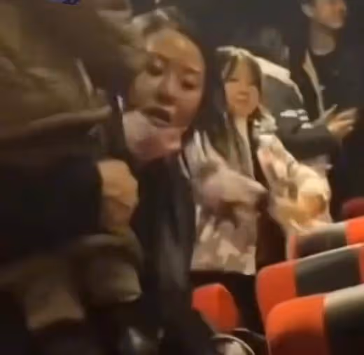 電影院大學生髮瘋式道歉後續,孩子爸爸報警追責,大學生本尊回應