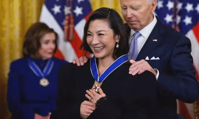 楊紫瓊現身白宮獲拜登授勳,疑名字被喊錯,十分緊張小表情不斷