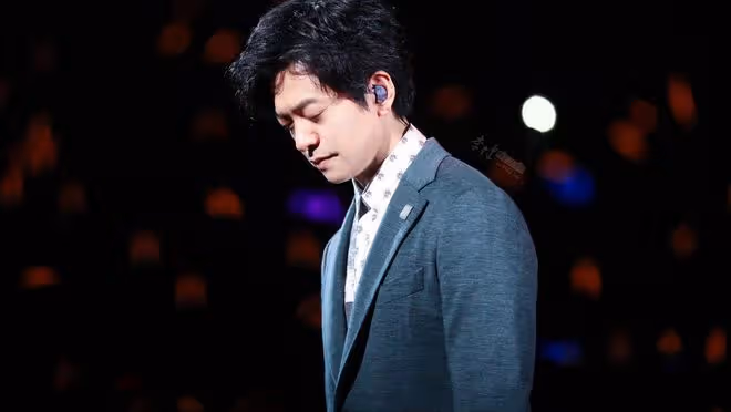 李健演唱會遇求婚烏龍，誤以為粉絲送花