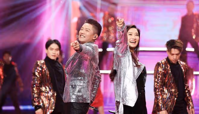 演唱會現場差點聽不到原唱，女粉絲在鳳凰傳奇演唱會強勢控場