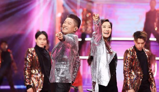 演唱會現場差點聽不到原唱，女粉絲在鳳凰傳奇演唱會強勢控場