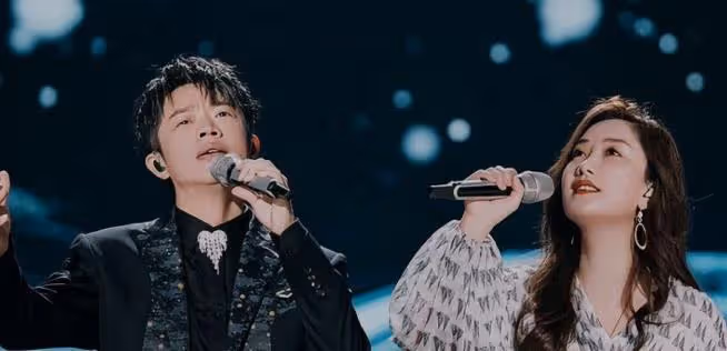 演唱會現場差點聽不到原唱，女粉絲在鳳凰傳奇演唱會強勢控場