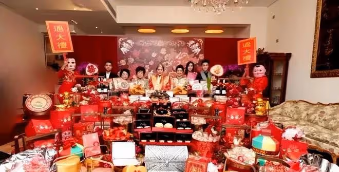 賭王女兒何超盈,「倒貼」數十億嫁東北寒門小伙,婚後怎麼樣了?