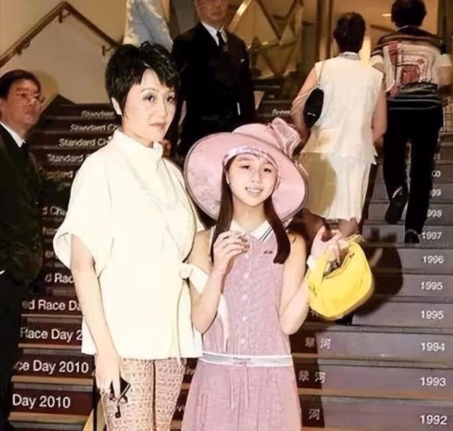賭王女兒何超盈,「倒貼」數十億嫁東北寒門小伙,婚後怎麼樣了?