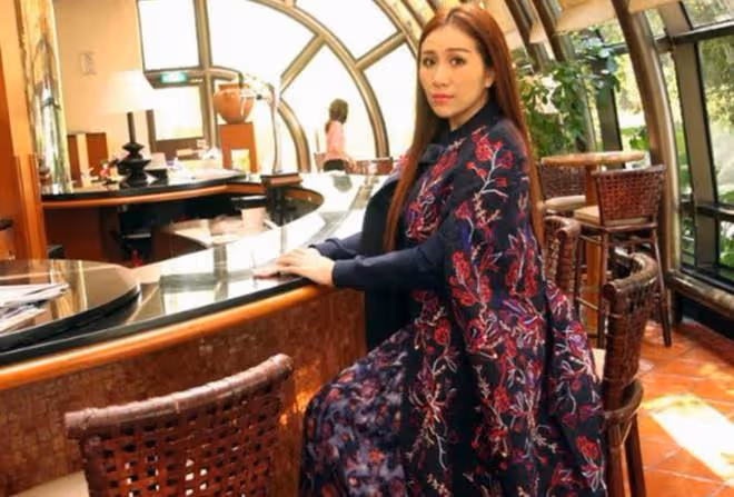 賭王女兒何超盈,「倒貼」數十億嫁東北寒門小伙,婚後怎麼樣了?