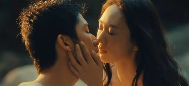 《微暗之火》直到青李爬上周洛的床，周洛還不知，為何南雅離開他