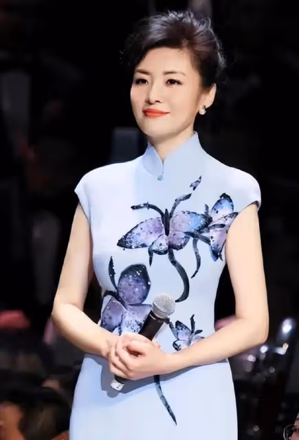 看了周濤董卿的素顏照，才知道美人不在「皮」也不在「骨」
