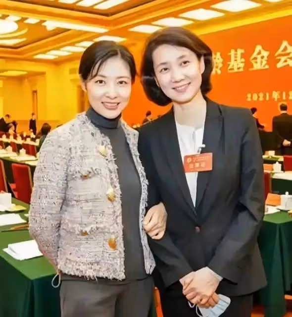 看了周濤董卿的素顏照，才知道美人不在「皮」也不在「骨」
