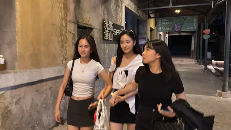 狗仔直擊｜具俊曄ＤJ秀小S全家總動員都來了！女兒低胸小禮服超吸睛