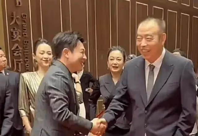 章子怡被嘲飛機場,胸口快要沉到肚子了,依然自信地站在C位